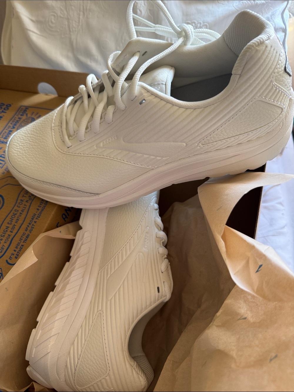Women's White Athletic Brooks Addiction Walker 2 NIB*Never worn
Size 10M